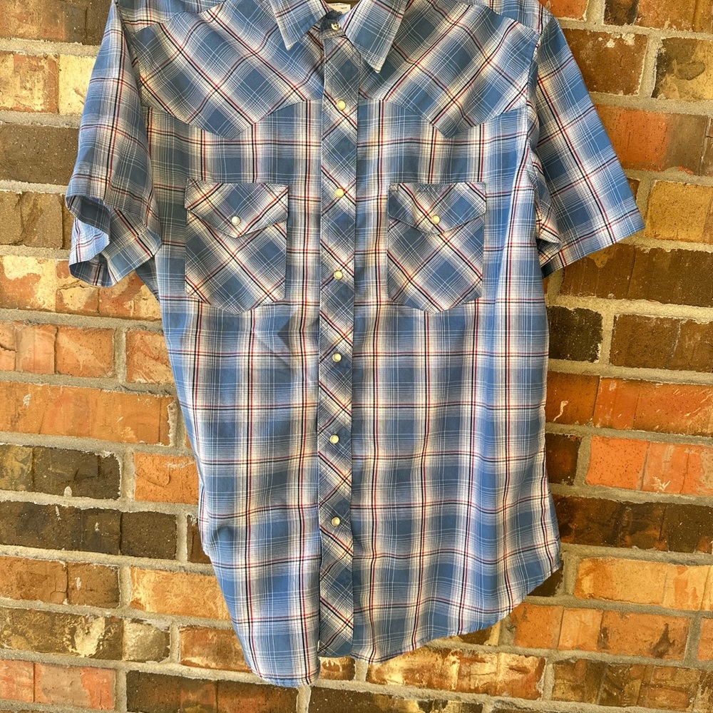 Wrangler short sleeve men’s shirt with silver accent stitching